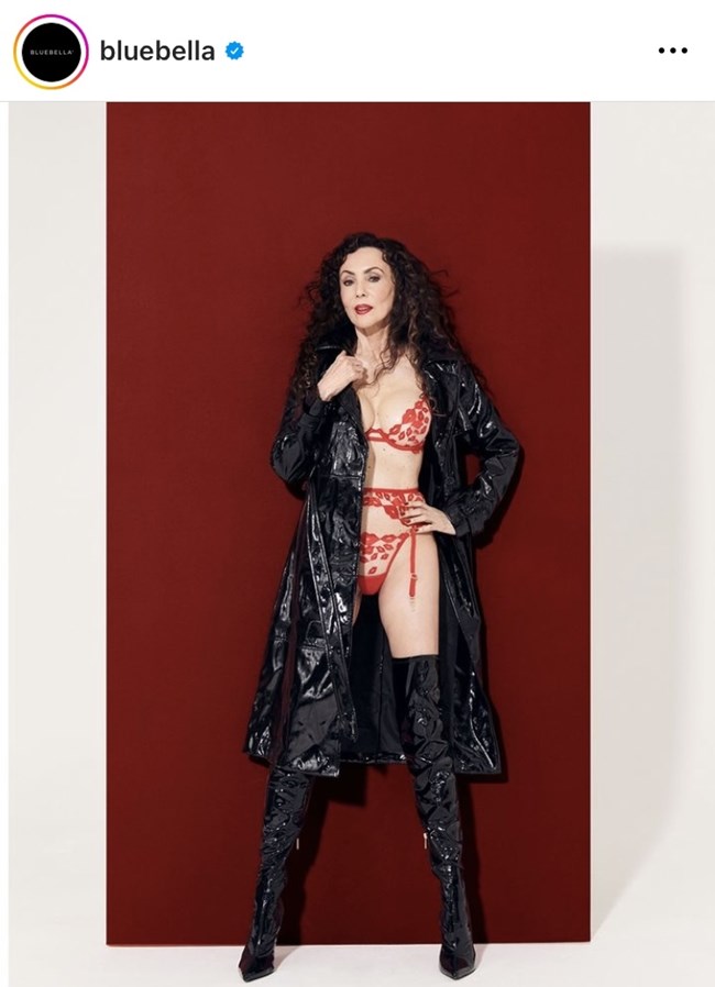 Στα 71 και μετά από μαστεκτομή ποζάρει χωρίς ντροπή με εσώρουχα