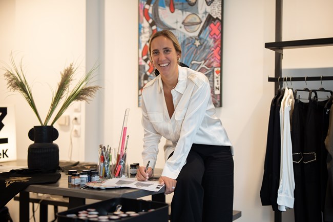 ZoeK: Η Ζωή Κέρος επαναπροσδιόρισε το military jacket μέσω του χειροποίητου κεντήματος