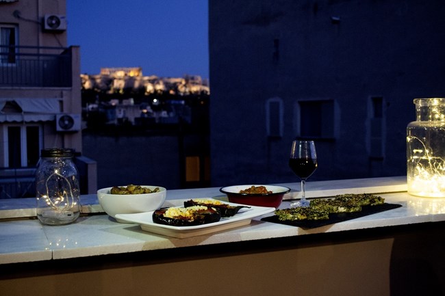 CookinAthens: Η Μαριλένα Μιχαλίτση μαθαίνει στους ξένους να μαγειρεύουν ένα τέλειο ελληνικό γεύμα