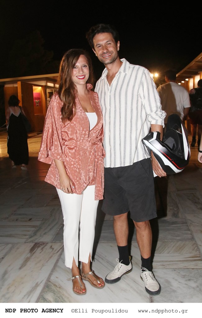 Ορφέας Αυγουστίδης - Γεωργία Κρασσά: Η λαμπερή εμφάνιση του ζευγαριού σε θεατρική έξοδο στο Ηρώδειο