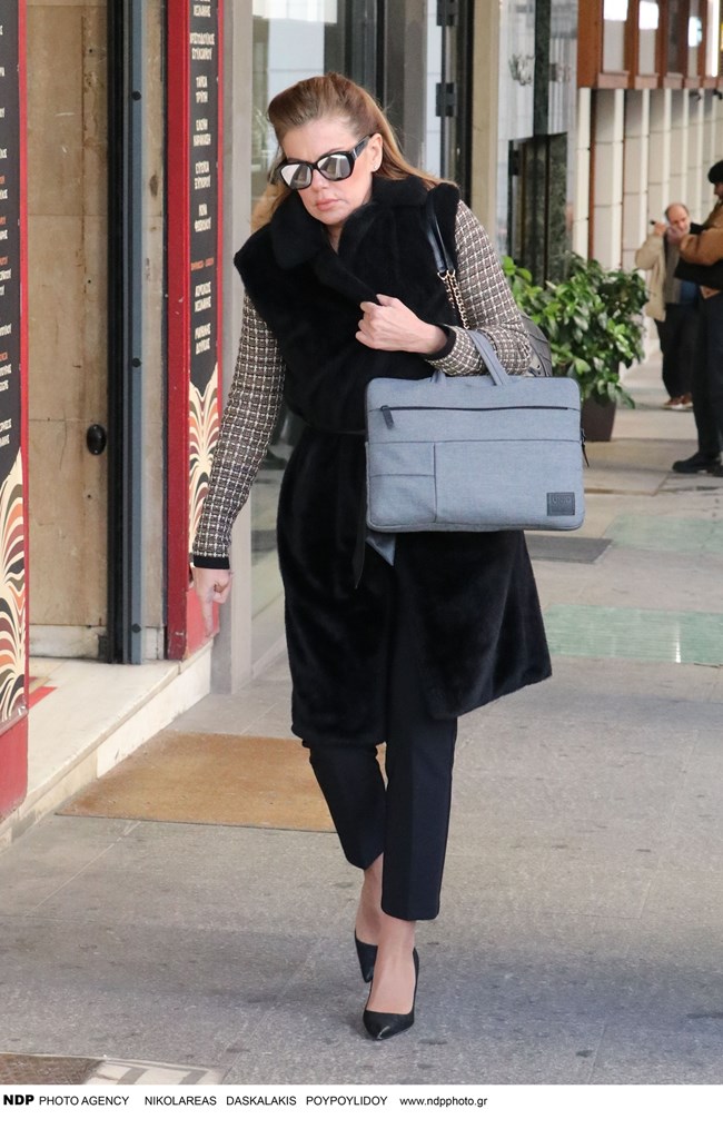 Ευγενία Μανωλίδου: Φόρεσε το μαύρο faux fur γιλέκο με τον σωστό τρόπο
