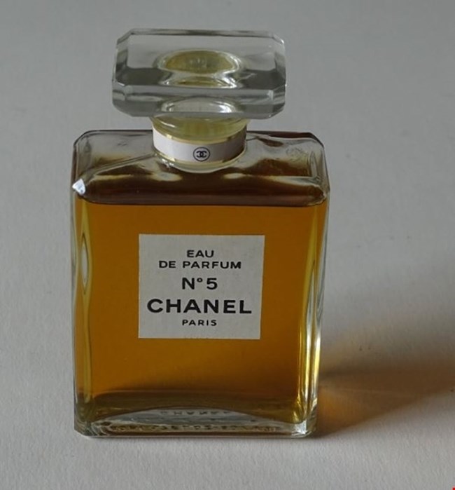 Τα 10 γυναικεία αρώματα που σφράγισαν την παιδική μας ηλικία και μόλις τα μυρίζουμε θυμόμαστε τη στιγμή που τα φόραγε η μαμά μας