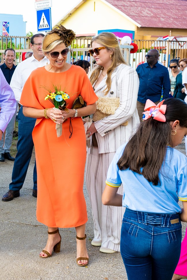Βασίλισσα Μάξιμα: Με το εθνικό χρώμα της Ολλανδίας στην Καραϊβική ακολουθεί στιλιστικά τα χνάρια της Κέιτ Μίντλετον