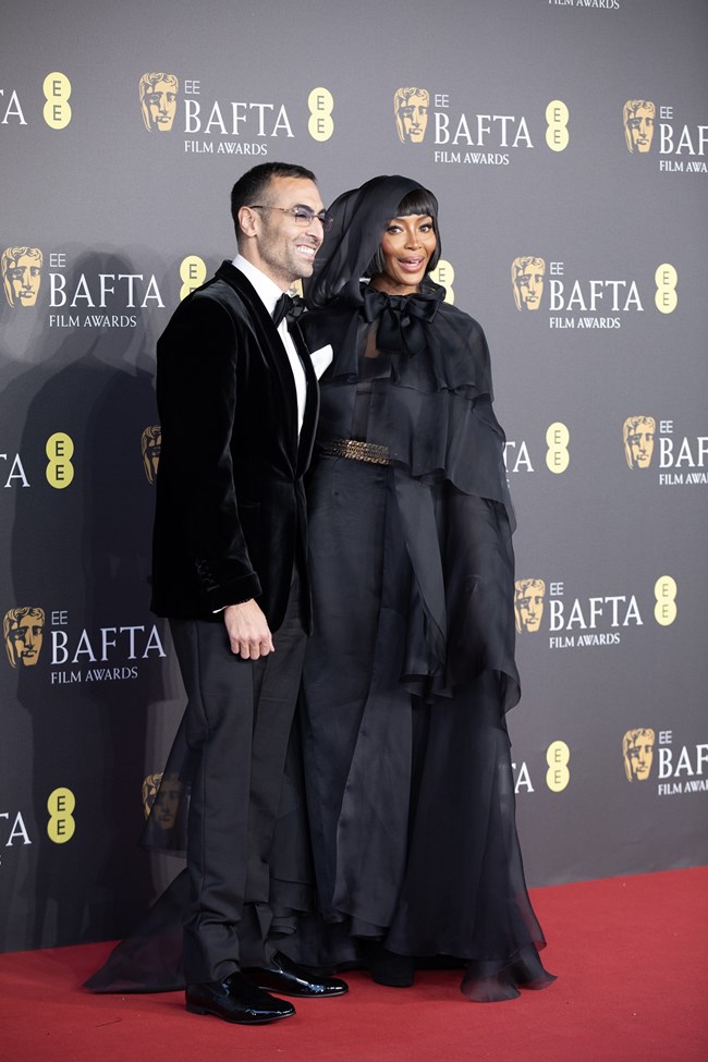 Η 53χρονη Ναόμι Κάμπελ μόλις ερωτεύτηκε έναν 37χρονο πολυεκατομμυριούχο. Γιατί στον έρωτα δεν υπάρχει "σωστό" και "λάθος"