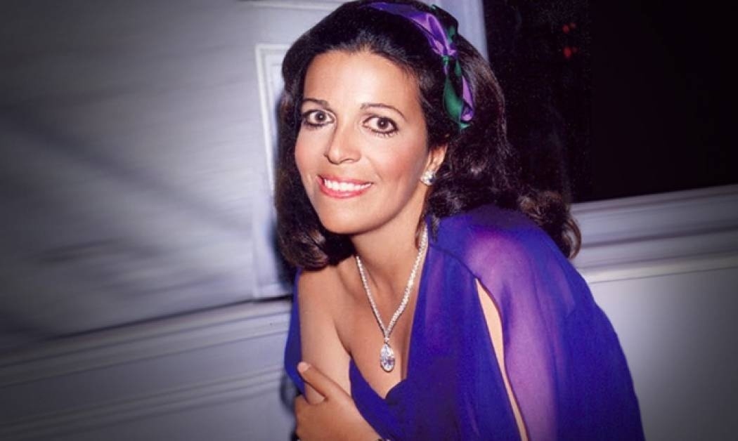 Χριστίνα Ωνάση: Το διαχρονικό στυλ και η ρομαντική εμφάνιση με παστέλ γούνα σε κοσμικό gala στη Γαλλία πριν από 53 χρόνια