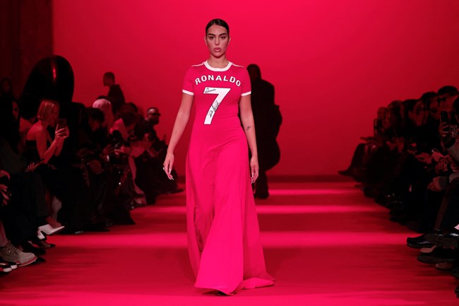 Τζορτζίνα Ροντρίγκεζ: H ξεχωριστή εμφάνιση στην Εβδομάδα Μόδας στο Παρίσι, αποτίει φόρο τιμής στον Κριστιάνο Ρονάλντο