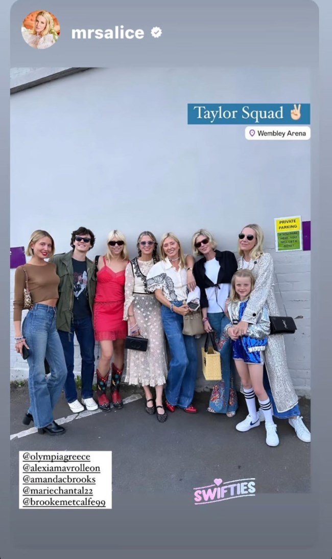 H Mαρί Σαντάλ και η Ολυμπία chic στο γήπεδο - Mαμά και κόρη με blue jeans