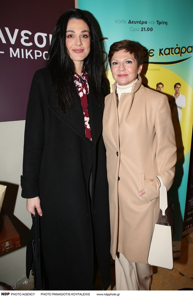 Ταμίλα Κουλιέβα: Φόρεσε το all time classic πανωφόρι με την πιο κολακευτική neutral απόχρωση