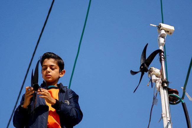 Ο "Νεύτωνας της Γάζας": 15χρονος παλαιστίνιος πρόσφυγας δημιούργησε ατομικό σύστημα για να φωτίσει την σκηνή της οικογένειάς του