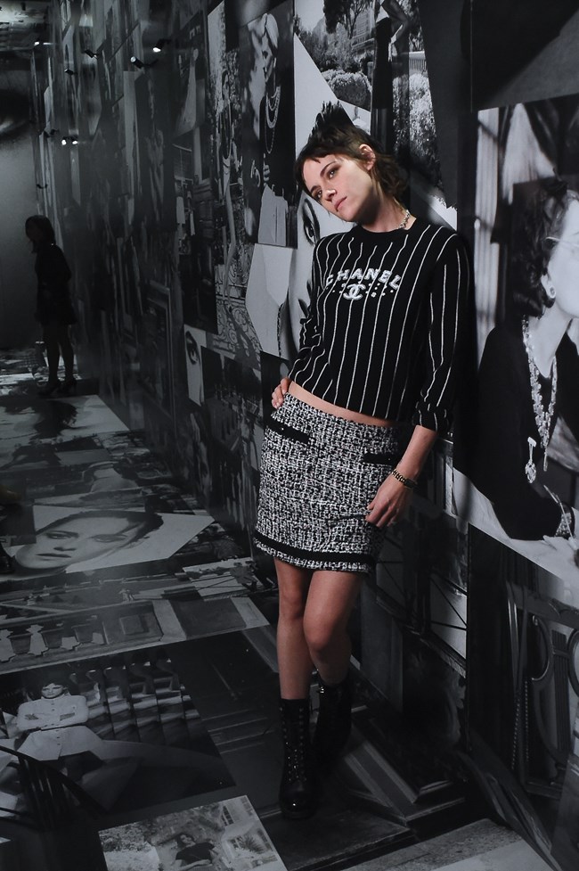 Chanel S/S 2023: Η Κρίστεν Στιούαρτ είναι η απόλυτη μούσα της Βιρζινί Βιάρ