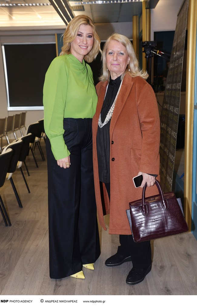 "Σα δυο σταγόνες νερό": Η Σία Κοσιώνη μαζί με τη σικάτη μητέρα της, Δήμητρα