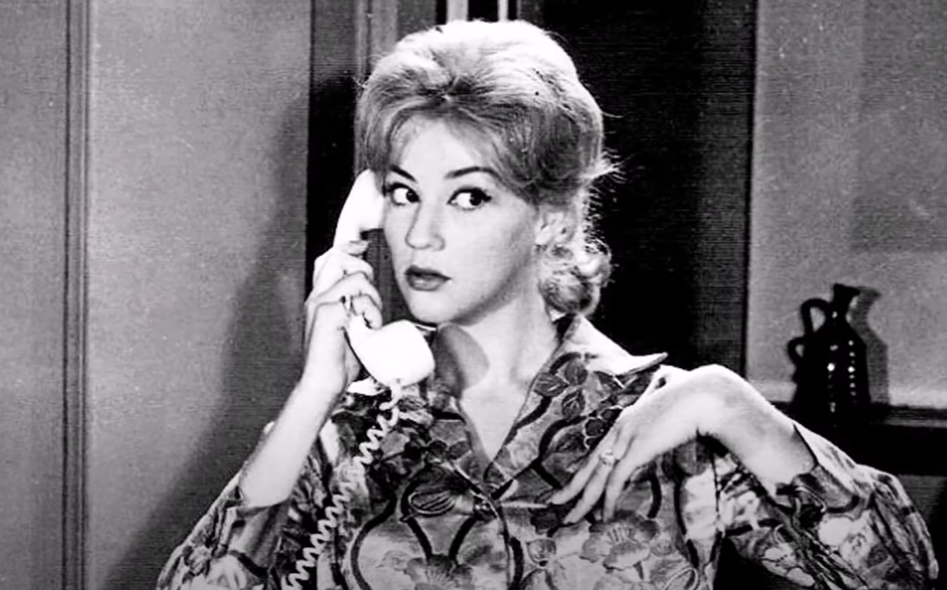 46 χρόνια πριν: Η Ζωή Λάσκαρη με αέρινο λευκό φόρεμα και το κόσμημα που άφησε εποχή