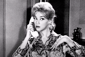 46 χρόνια πριν: Η Ζωή Λάσκαρη με αέρινο λευκό φόρεμα και το κόσμημα που άφησε εποχή