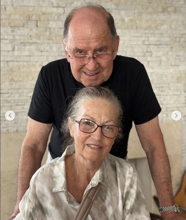 H Ζιζέλ φωτογραφίζεται με τις 5 αδερφές της και τους γονείς της