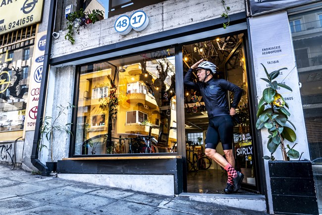 48x17: Πώς ένα κατάστημα custom ποδηλάτων έφτασε να δημιουργεί ρούχα για τα παιδιά της πόλης;