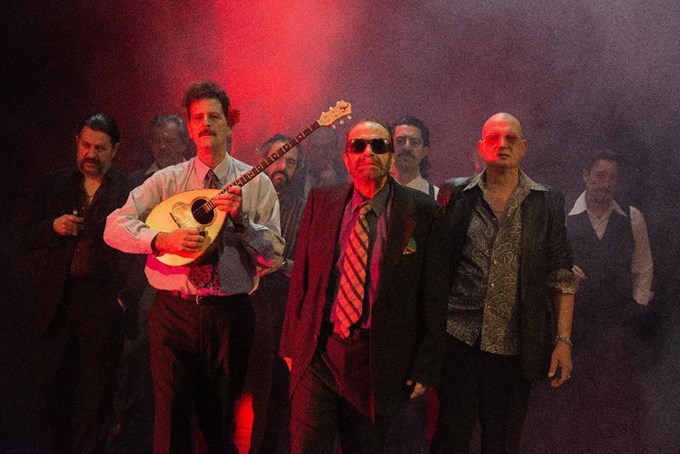 Αυτή η νύχτα μένει