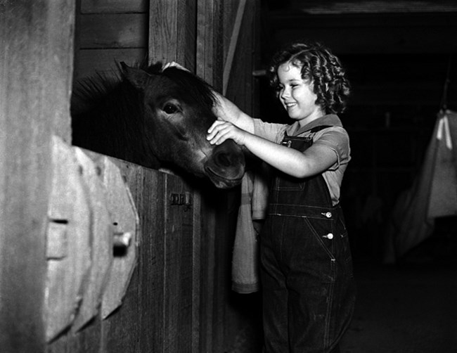 Σίρλεϊ Τεμπλ: Το παιδί θαύμα, το "αγγελούδι του Χόλιγουντ" με τις μπούκλες που αποθεώθηκε και κακοποιήθηκε