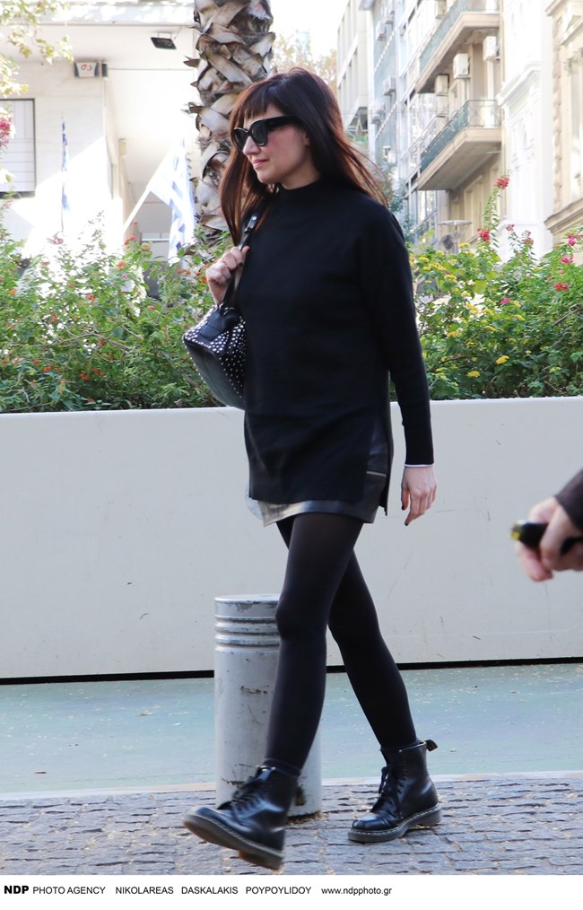 Η Αθηναΐς Νέγκα φόρεσε δερμάτινη φούστα με απόλυτη κομψότητα