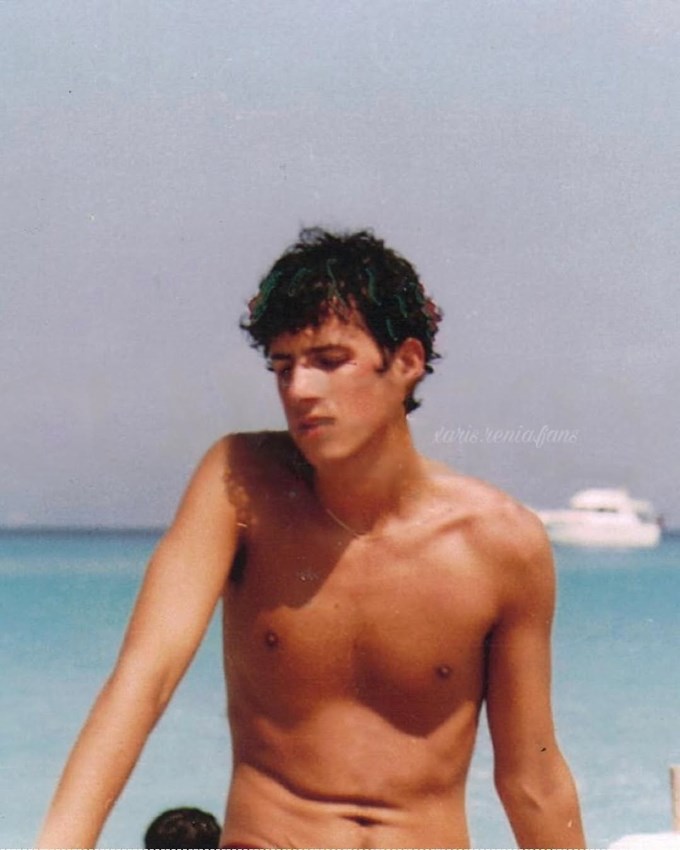 Χάρης Ρώμας: Με σγουρά μαύρα μαλλιά στην εφηβική του ηλικία