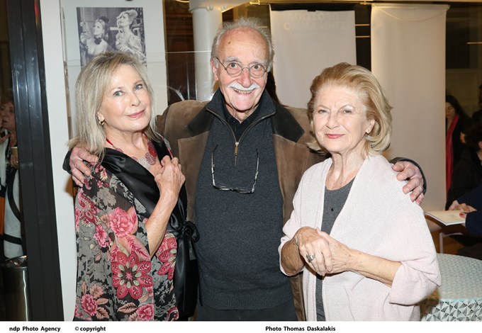 Ελένη Ερήμου: Με σατέν floral κιμονό σε σπάνια κοσμική εμφάνιση