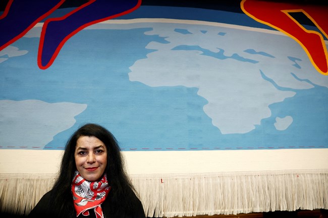 Η ταπισερί της Μαρζάν Σατραπί (Persepolis) για τους Ολυμπιακούς στο Παρίσι ζυγίζει 60 κιλά και χρειάστηκε 3 χρόνια για να υφανθεί