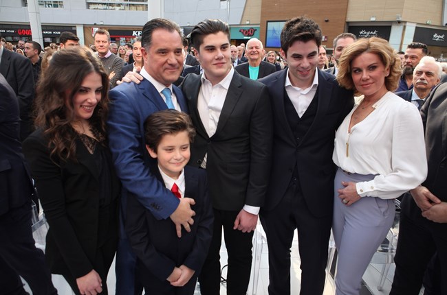 H Ευγενία Μανωλίδου και η σπάνια φωτογραφία με τα τέσσερα παιδιά της