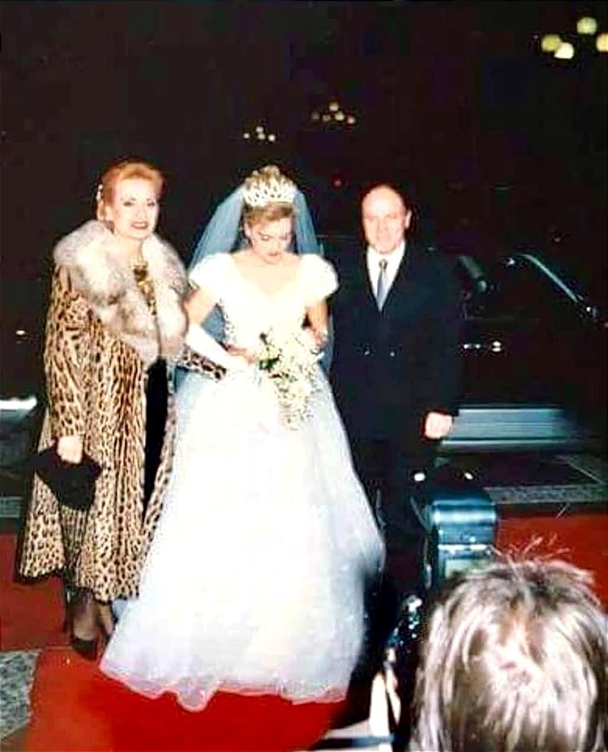 32 χρόνια πριν: Όταν η Βίκυ Μοσχολιού και ο Μίμης Δομάζος συνόδευσαν την κόρη τους νύφη στην εκκλησία