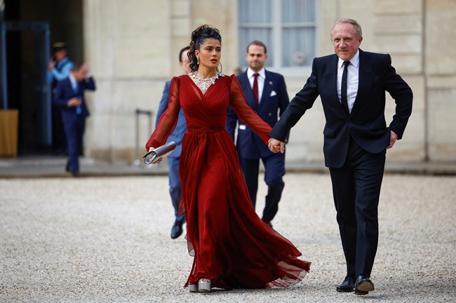 Θεϊκή εμφάνιση έκανε η Σάλμα Χάγιεκ στο παλάτι των Ηλυσίων στο Παρίσι