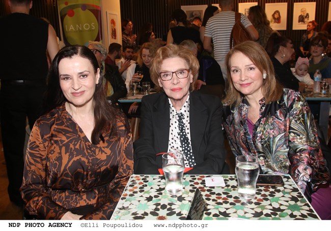 Μάρω Κοντού: Υπέρκομψη στα 89 με black & white πουά πουκάμισο