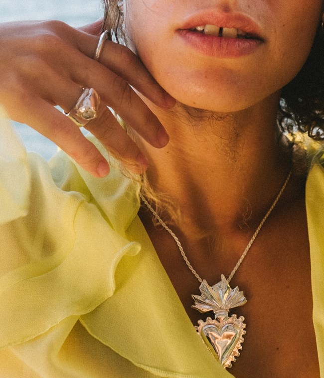 Somewhere Blue: H Ελένη Γεωργίου αποτυπώνει τα πλάσματα και τα οργανικά σχήματα της θάλασσας σε υπέροχα κοσμήματα