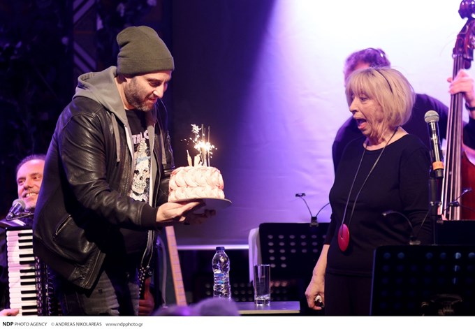 Αλέκα Κανελλίδου: Η έκπληξη που της ετοίμασαν και το τρυφερό φιλί στον γιο της επί σκηνής