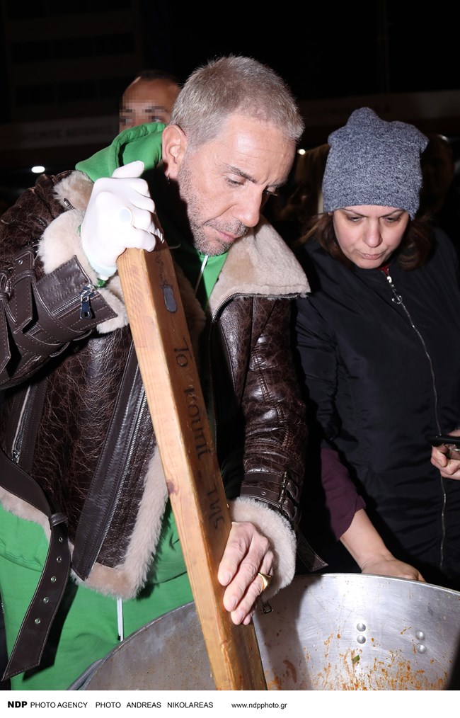 Ο Γιώργος Μαζωνάκης μαγείρεψε για τους άστεγους του Πειραιά