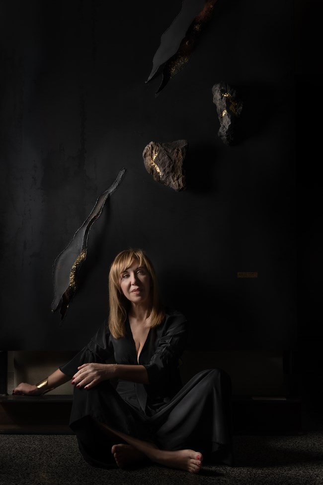 Η Ειρήνη Δρόσου με ορμή, λάβα και έμπνευση ζωγραφίζει από το νησί της, τη Σαντορίνη