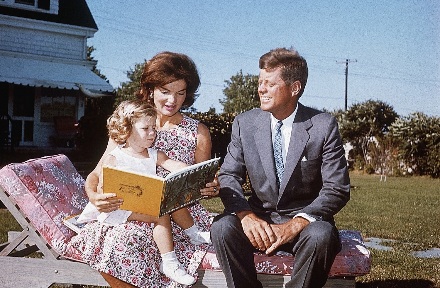 10 μαθήματα ομορφιάς από την Τζάκι Κένεντι που παραμένουν διαχρονικά