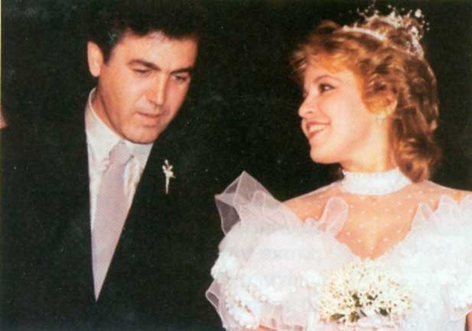 41 χρόνια πριν: Η Μπέσσυ Αργυράκη νύφη με τιάρα και νυφικό από οργάντζα