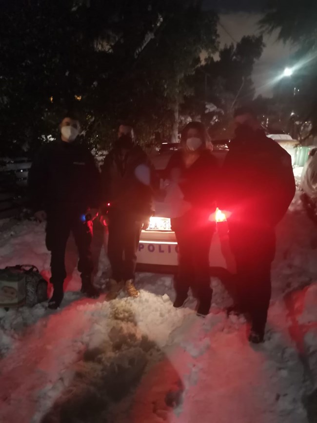 Αστυνομικοί έγιναν νονοί βρέφους που έσωσαν στην περσινή χιονοθύελλα της Αθήνας