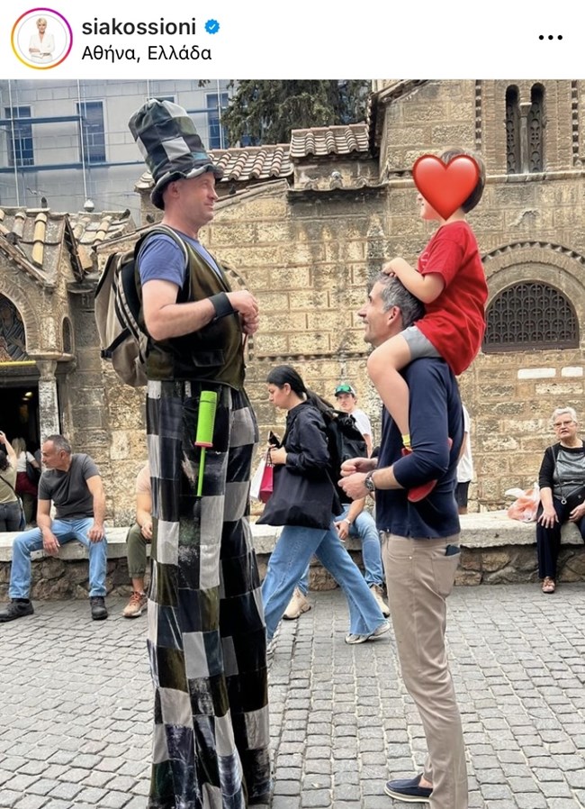 Σία Κοσιώνη: Φωτογραφίζει τον Κώστα Μπακογιάννη και τον γιο τους στο κέντρο της Αθήνας