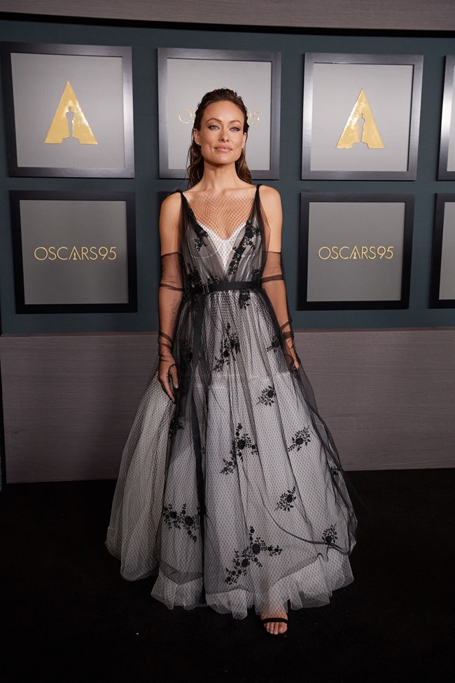 Η Ολίβια Γουάιλντ γιορτάζει τον χωρισμό της με ένα νυφικό