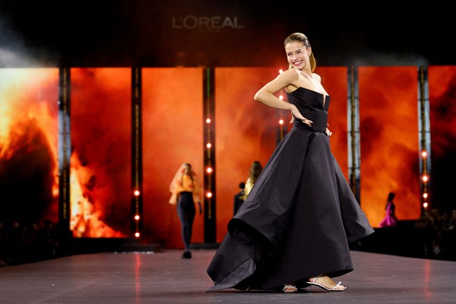 H θεϊκή Άντι ΜακΝτάουελ στο εξωπραγματικό fashion show της L' Oreal στο Παρίσι