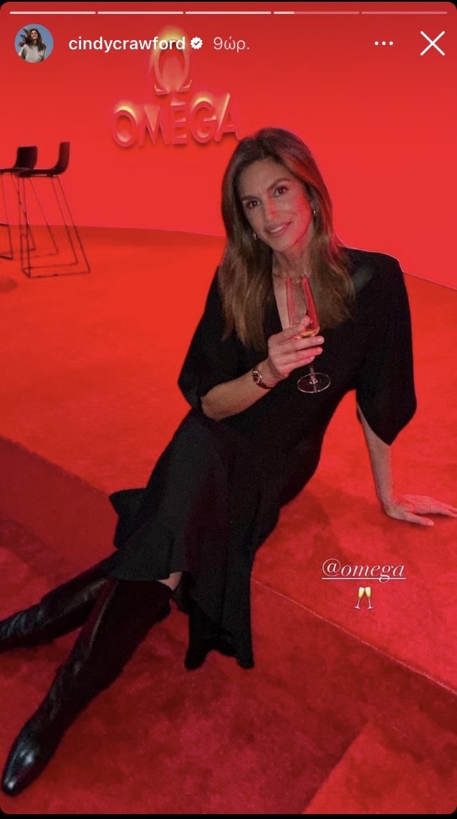 Μαμά και κόρη με matchy matchy σύνολα στο κόκκινο χαλί