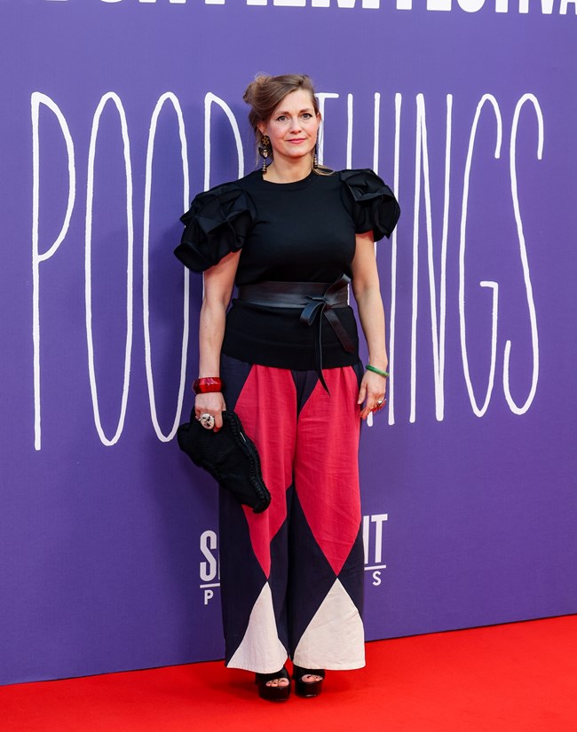 Χόλι Γουάντινγκτον: Ποια είναι η γυναίκα που κέρδισε το Όσκαρ κοστουμιών για το Poor Things του Γιώργου Λάνθιμου;