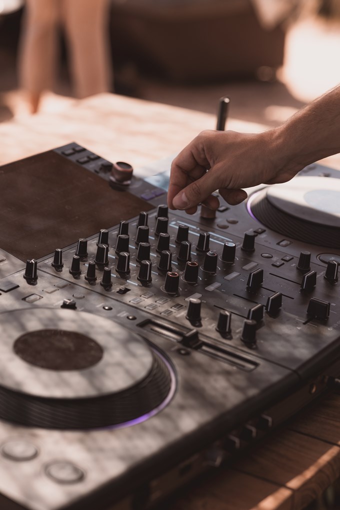 Το The C - Beach Restaurant | Μinimalist πολυτέλεια & αίσθηση νησιώτικου καλοκαιριού στην Αθηναϊκή Ριβιέρα