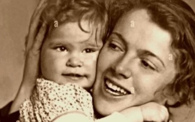 Η μητέρα που πυροβόλησε τον δολοφόνο της κόρης της 6 φορές μέσα στο δικαστήριο