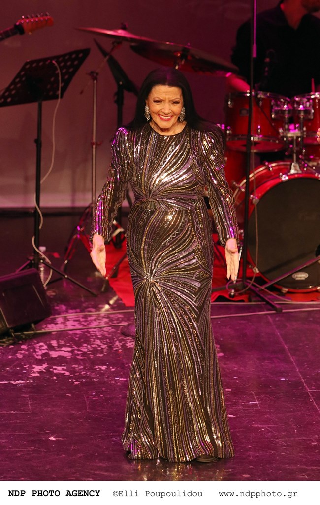 90 και... στα καλύτερά της η Ζωζώ Σαπουντζάκη με χρυσή δημιουργία στο REX