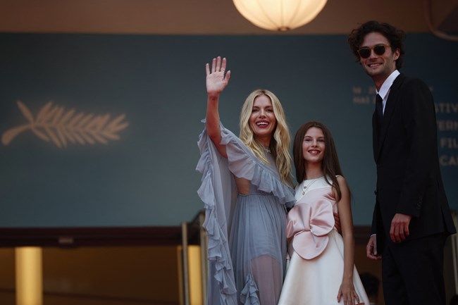 Σιένα Μίλερ: Το δυναμικό restart, η νέα ταινία και η νέα οικογένεια- η σταρ τα έχει όλα