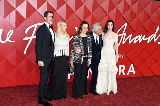 Ο Παύλος Γλύξμπουργκ ποζάρει στα Βρετανικά Βραβεία Μόδας, φορώντας τη νέα του καλύπτρα ματιού