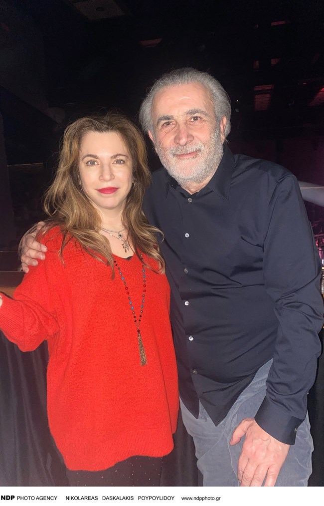 Η Δήμητρα Παπαδοπούλου με casual εμφάνιση ποζάρει αγκαλιά με τον Λάκη Λαζόπουλο