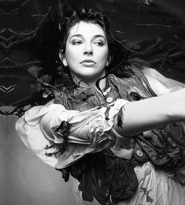 To τραγούδι της Κέιτ Μπους που εκτοξεύτηκε από τη σειρά "Stranger Things" 37 χρόνια μετά