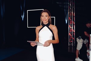 Τατιάνα Στεφανίδου: Με κοντό μαύρο μαλλί στα 90s δίνει συνέντευξη στον Γιώργο Μαρίνο