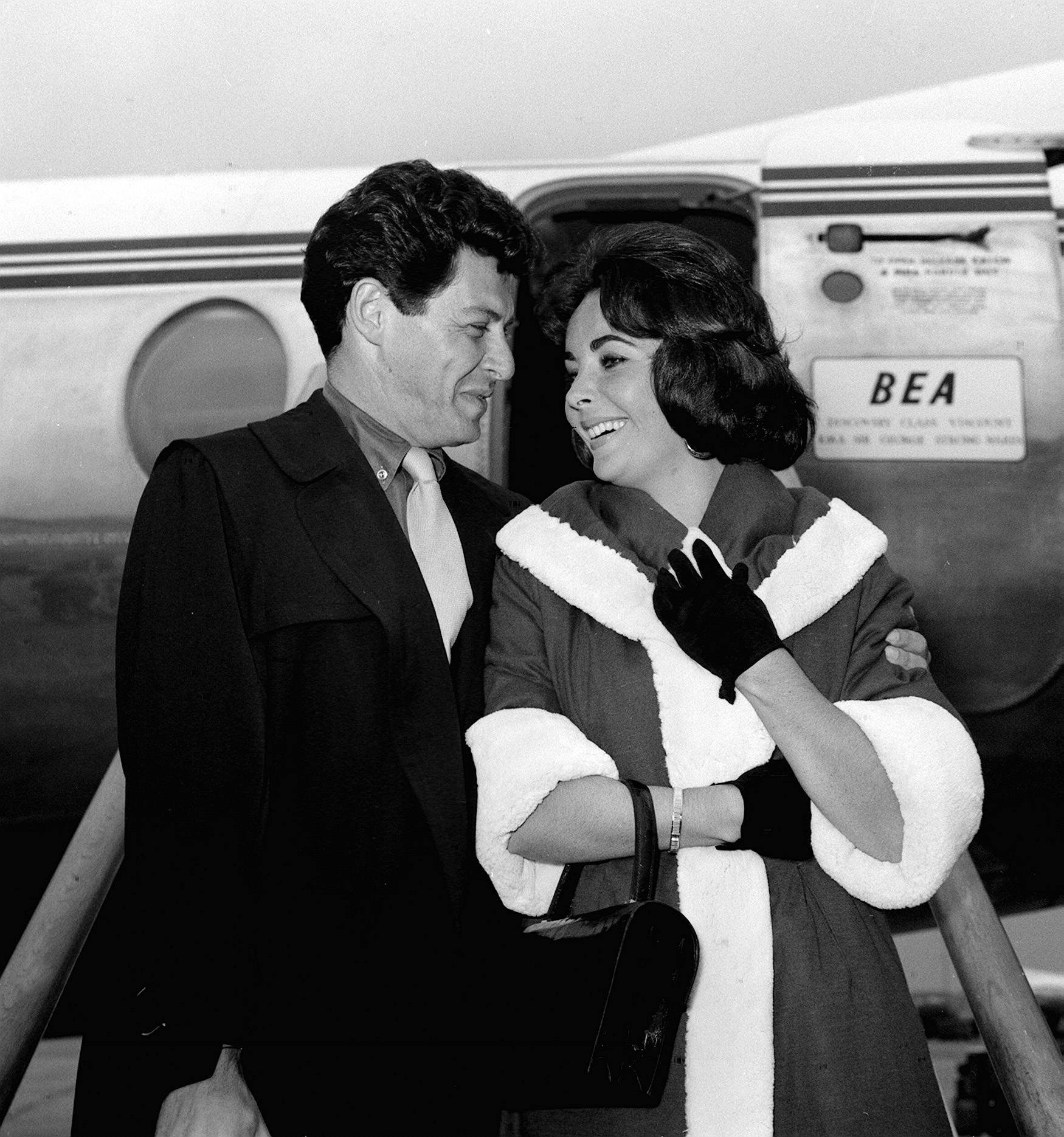 Η Elizabeth Taylor φορά το θρυλικό σετ διαμαντιών Cartier που της χάρισε ο Mike Todd